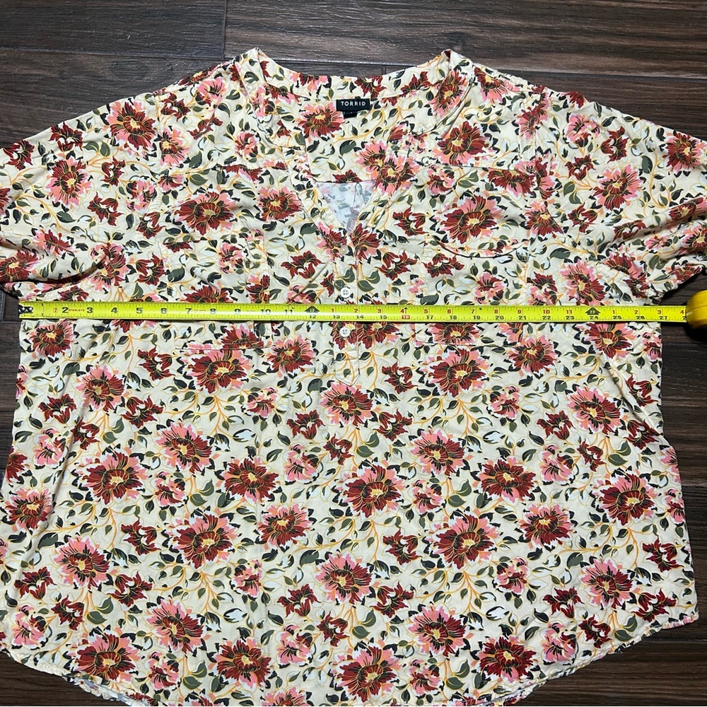 Torrid Harper‎ Floral Blouse 4 4X Yellow Cream Pink 3/4 Sleeve V Neck - Picture 4 of 8